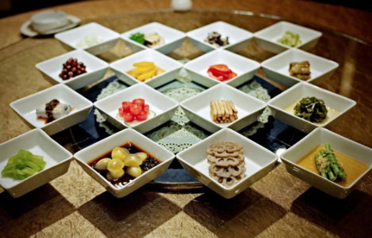 ক্যালোরি মেপে খাবার কখনও খেতে যাবেন না। কোন ধরনের খাবার থেকে কতটা ক্যালোরি পাচ্ছেন সেটা বিচার করুন। ক্যালোরি মেপে খাবার খাওয়ার ভুল ধারণা দূর করুন।