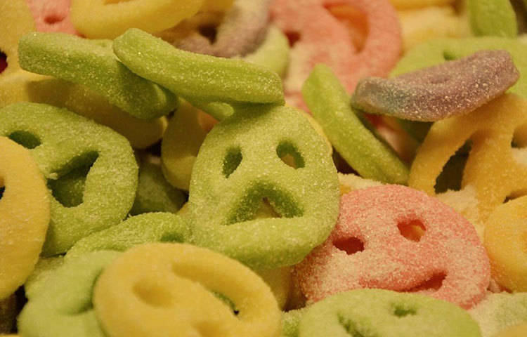 চিনি : অতিরিক্ত চিনিযুক্ত বা মিষ্টি খাবার শুধু যে শরীরের মেদ বাড়ায় তাই নয়, ত্বক শুষ্ক করে দেয়। ফলে চোখের কোল, কপালে বলিরেখা দেখা দিতে পারে।