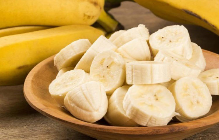 কলা খেলে মোটা হয়! বিশেষজ্ঞরা জানাচ্ছেন, তা একেবারেই নয়। কলায় প্রচুর পরিমাণে ফাইবার এবং পেকটিন রয়েছে। ফ্যাটের পরিমাণ খুবই কম।