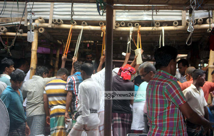 ক্রেতারা ইলিশ কিনতে ভিড় করেছে। বুধবার রাজধানীর কারওয়ান বাজার, খিলগাঁও, রামপুরা, মুগদাসহ বিভিন্ন বাজার ঘুরে দেখা গেছে সব বাজারেই ইলিশের দাম বেশি। ছবি : বিপ্লব দিক্ষিৎ