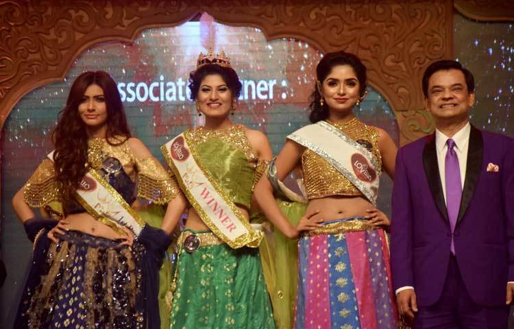 তিন সুন্দরীর সঙ্গে ‘লাভেলো মিস ওয়ার্ল্ড বাংলাদেশ-২০১৭’-এর গ্র্যান্ড ফিনালে অনুষ্ঠানে বিশ্বনন্দিত যাদুশিল্পী জুয়েল আইচ। ছবি : মাহবুব আলম