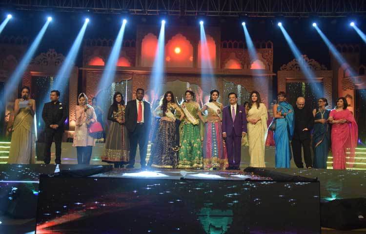 শুক্রবার রাত সাড়ে ১০টায় বসুন্ধরা কনভেনশন সেন্টারের নবরাত্রি হলে ‘লাভেলো মিস ওয়ার্ল্ড বাংলাদেশ-২০১৭’-এর গ্র্যান্ড ফিনালে এই সেরা ১০ প্রতিযোগীর মধ্যে জান্নাতুন নাঈমের নাম উঠে আসে বিজয়ী হিসেবে। ছবি : মাহবুব আলম