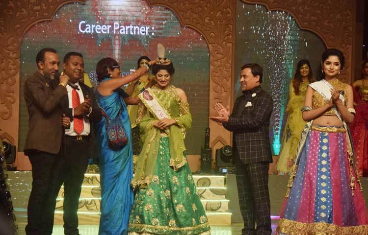 জান্নাতুন নাঈমকে মিস ওয়ার্ল্ড মুকুট পরিয়ে দিচ্ছেন বিশ্ববিখ্যাত ফ্যাশন ডিজাইনার বিবি রাসেল। ছবি : মাহবুব আলম
