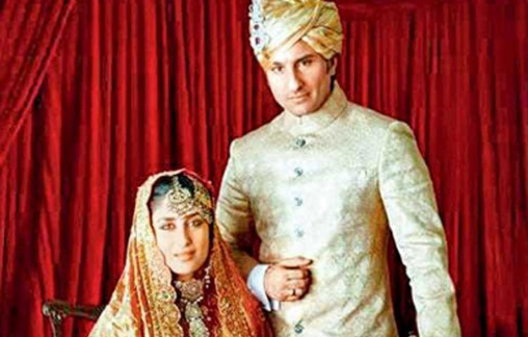 পরিবারের ট্র্যাডিশন মেনে বিয়েতে কারিনাকে এই পোশাক পরতে হয়েছিল। কারিনার এই ড্রেসের দাম প্রায় ১০ লক্ষ।