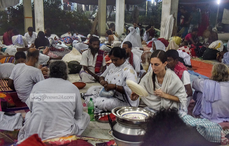 সাঁইজির ভক্ত ও অনুসারীরা এসে জড়ো হয়েছেন তার পৈতৃক বসত ভিটায়। ছবি : মাহবুব আলম