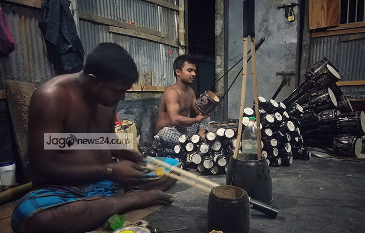 লালন উৎসবকে ঘিরে একতারা বানাচ্ছেন কারিগররা। ছবি : মাহবুব আলম