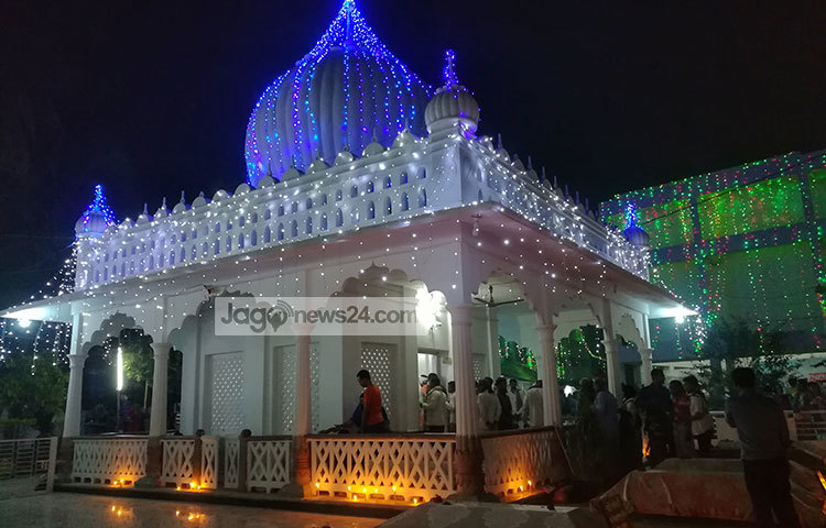 লালনের মাজারকে আলোক সজ্জায় সজ্জিত করা হয়েছে। ছবি : মাহবুব আলম