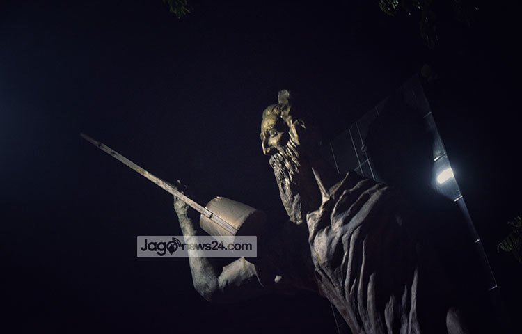 বাউলের ভাস্কর্য। লালন উৎসবকে ঘিরে ছেউড়িয়া নানা সাজে সজ্জিত করা হয়েছে। ছবি : মাহবুব আলম