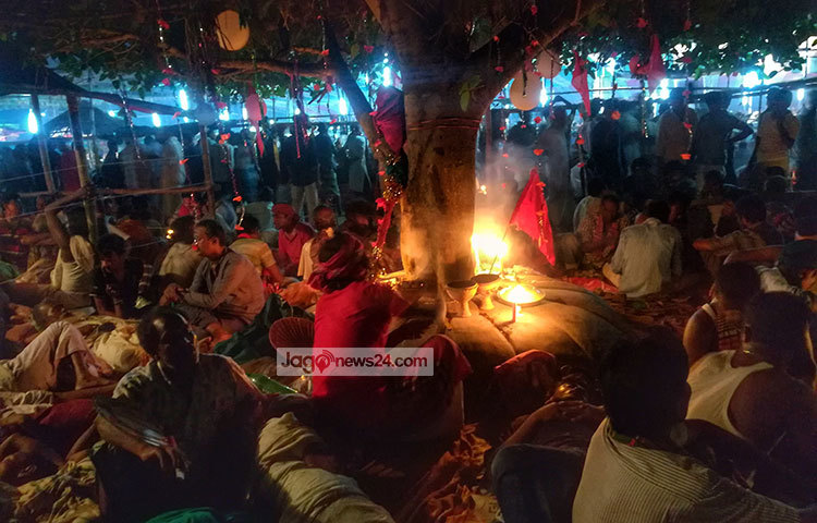 লালন উৎসবে নানা বয়সী মানুষের উপচে পড়া ভিড় চোখে পড়ার মতো। ছবি : মাহবুব আলম