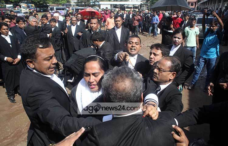 টিভি ক্যামরায় নিজের উপস্থিতি জানান দিতে অন্য সময়ের মতো ধাক্কাধাক্কি শুরু করেন আইনজীবীরা। ছবি : বিপ্লব দিক্ষিৎ