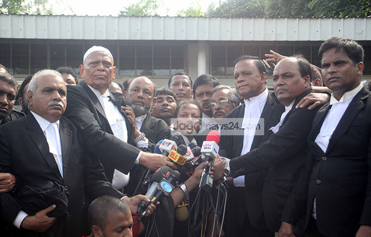 বৃহস্পতিবার দুপুর দেড়টার দিকে খালেদা জিয়া বকশিবাজারের আলিয়া মাদরাসা মাঠে অবস্থিত বিশেষ জজ আদালত ত্যাগ করার পরই সাংবাদিকদের ব্রিফ করতে দাঁড়ান তার আইনজীবীরা। ছবি : বিপ্লব দিক্ষিৎ