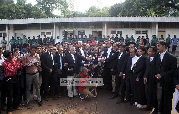 ধাক্কাধাক্কির এক পর্যায়ে ঢাকা বার কাউন্সিলের সভাপতি অ্যাডভোকেট খোরশেদ আলমের শরীরে লাথি মারেন সুপ্রিমকোর্টের জুনিয়র আইনজীবী মির্জা আল মাহমুদ। ছবি : বিপ্লব দিক্ষিৎ