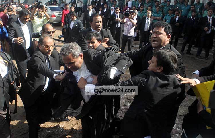 হাতাহাতি ও টানাটানিতে অনেকের পোশাক ছিঁড়েছে বলে জানা গেছে। তবে কেউ আহত হয়নি। ছবি : বিপ্লব দিক্ষিৎ