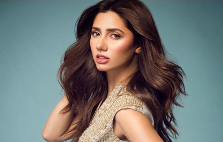 করাচিতে পড়াশোনা শেষ করে ইউনিভার্সিটি অব ক্যালিফোর্নিয়াতে ইংরেজি সাহিত্য নিয়ে পড়তে যান মাহিরা। মাঝ পথে পড়াশোনা ছেড়ে অভিনয় জীবন শুরু করেন।