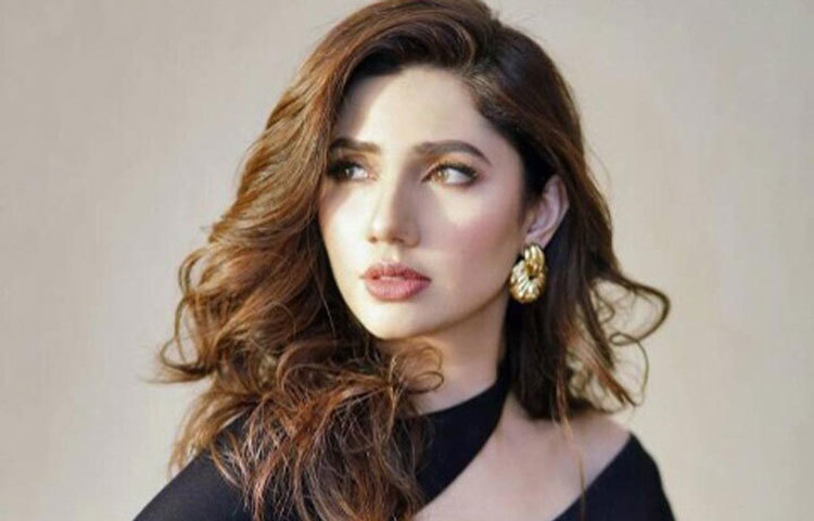 পরে একটি দোকানেও কাজ করেছেন মাহিরা। সেখানেও ঘর ঝাড়ু, ঘর মোছার কাজ করেছেন মাহিরা।