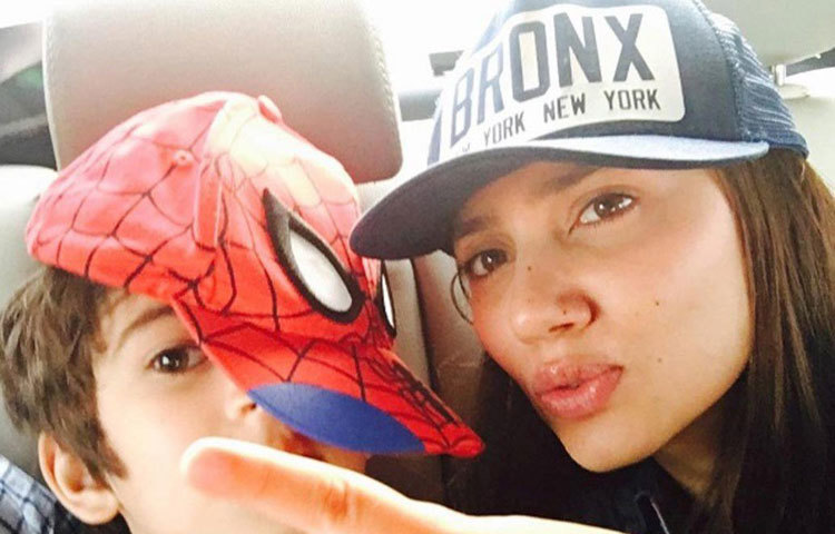 লস অ্যাঞ্জেলসে থাকাকালীন আলি নামে এক জনের সঙ্গে বাড়ির অমতে বিয়ে করেছিলেন মাহিরা। ২০১৫ সালে বিবাহ বিচ্ছেদ হয় মাহিরার। সেই থেকেই তিনি এক জন সিঙ্গেল মাদার।