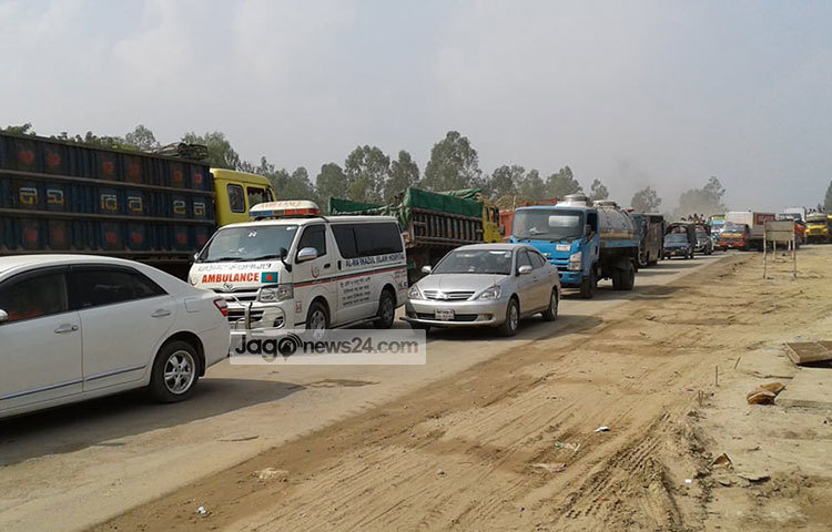 ঢাকা-টাঙ্গাইল মহাসড়কে থেমে থেমে যানবাহন চলাচল করছে। মহাসড়কের চন্দ্রা থেকে মির্জাপুরের দেওহাটা পর্যন্ত প্রায় ১৫ কিলোমিটার এলাকায় যানজট রয়েছে। ছবি : এস এম এরশাদ