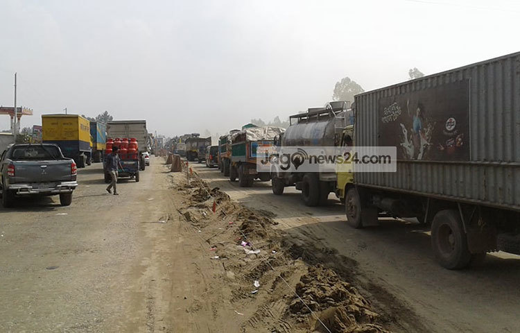 টাঙ্গাইলের দিকে থেমে থেমে যান চলাচল করলেও ঢাকার দিকে চলছে না। ছবি : এস এম এরশাদ