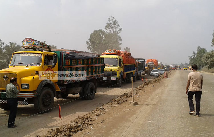 শনিবার সকাল থেকেই মহাসড়কে থেমে থেমে যানজটের সৃষ্টি হচ্ছে বলে ট্রাফিক পুলিশের টিআই মো. সেলিম হোসেন জানিয়েছেন। ছবি : এস এম এরশাদ