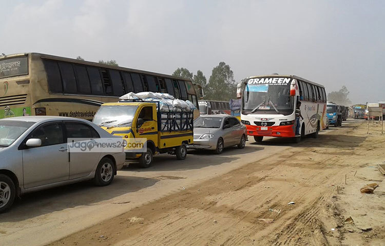 জানাগেছে, মহাসড়কে চার লেন উন্নীতকরণ কাজ, অপরদিকে শনিবার সকাল থেকে মহাসড়কে যান চলাচল বৃৃদ্ধির কারণে থেমে থেমে জটের সৃষ্টি হয়। ছবি : এস এম এরশাদ