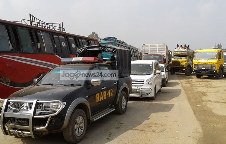 সকাল সাড়ে সাতটার দিকে মহাসড়কের কালিয়াকৈর উপজেলার ভোটঘর নামক স্থানে রাস্তা দেবে যাওয়ায় যানচলাচল বন্ধ হয়ে যায়। ছবি : এস এম এরশাদ