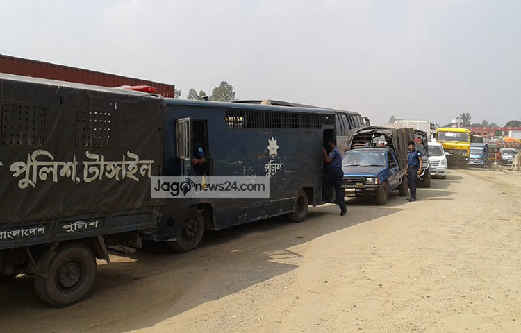 এদিকে টাঙ্গাইল জেল হাজত থেকে ২ জেএমবি সদস্য বহনকারী পুলিশের গাড়িটিও যানজটে আটকা রয়েছে। ছবি : এস এম এরশাদ