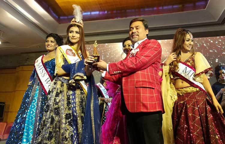 পুরস্কার নিচ্ছেন জেসিয়া ইসলাম। ছবি : মাহবুব আলম