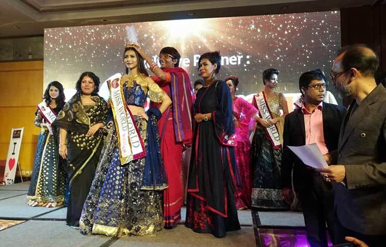 জেসিয়া ইসলামের নাম ঘোষণা করেন আয়োজনের বিচারক বিবি রাসেল। তিনি জেসিয়াকে মিস ওয়ার্ল্ড মুকুটও পরিয়ে দিচ্ছেন। ছবি : মাহবুব আলম