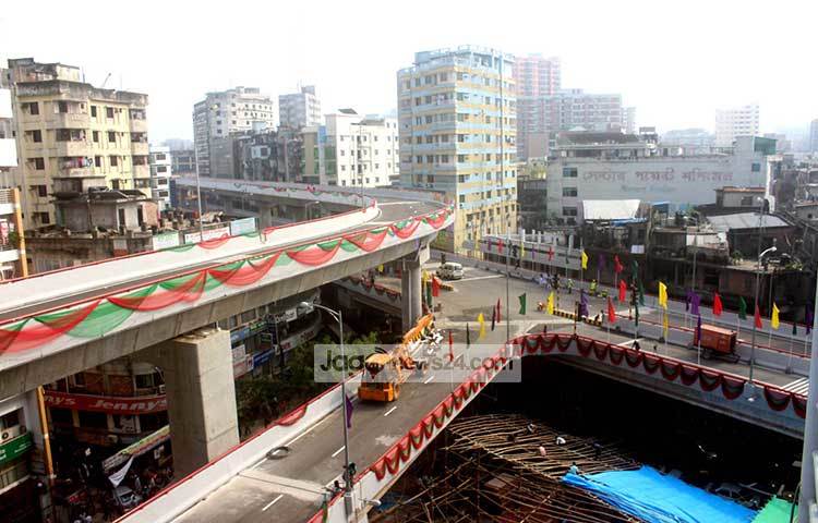 মৌচাক-মালিবাগ সমন্বিত উড়ালসড়কের মূল নির্মাণকাজ শেষ হয়েছে আগেই। ধোয়ামোছা, রং, বিদ্যুতের খুঁটি, বাতি লাগানোর কাজও শেষ। ছবি : বিপ্লব দিক্ষিৎ