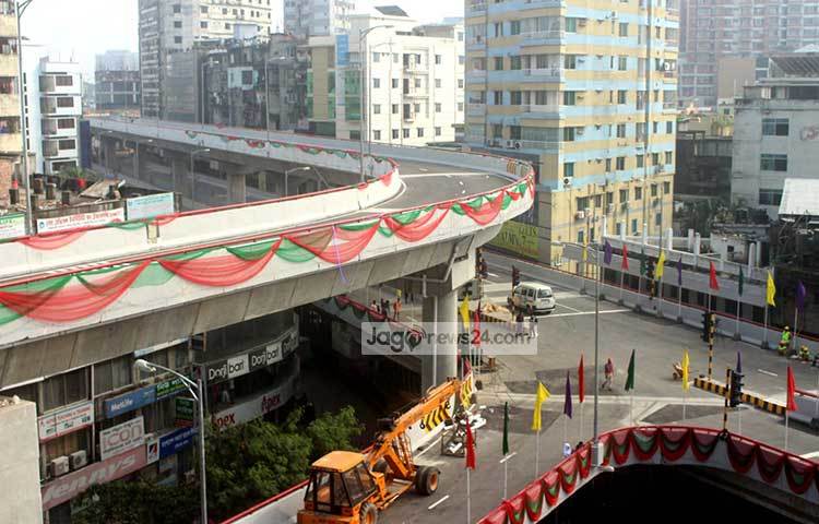 উদ্বোধন উপলক্ষে রঙিন সাজে সেজেছে পুরো ফ্লাইওভারটি। নানা রংয়ের পতাকা ছাড়াও দৃষ্টিনন্দন কাপড়ে সাজানো হয়েছে ফ্লাইওভারটি। ছবি : বিপ্লব দিক্ষিৎ