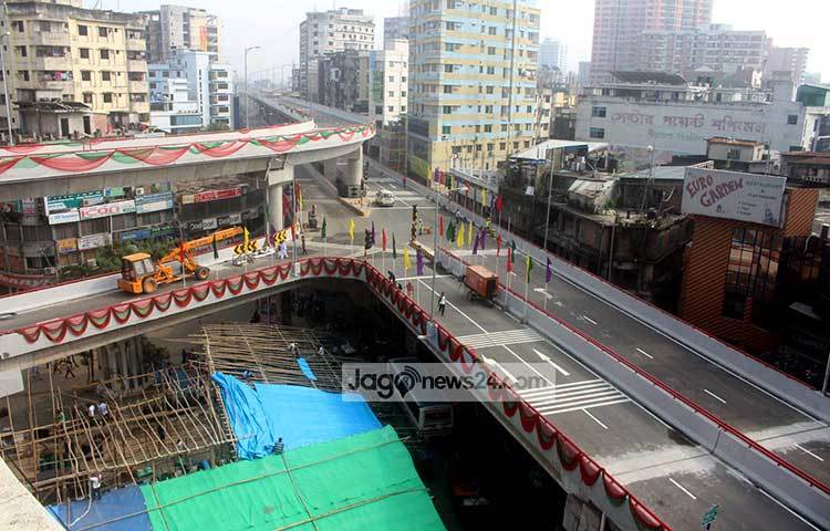 পুরো ফ্লাইওভার বিভিন্ন রংয়ের লাইটিং করা হয়েছে। সেই সঙ্গে এতে শোভা পাচ্ছে রং বেঙের পতাকা। ছবি : বিপ্লব দিক্ষিৎ