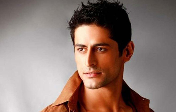 মোহিত রায়না : মডেল হওয়ার স্বপ্ন নিয়ে মুম্বই গিয়ে অভিনয় জগতে প্রবেশ তিনি। ‘অন্তরীক্ষ’ নামে একটি ফিকশন শোতে নজর কেড়েছিলেন মোহিত রায়না। মোহিত ইদানীং প্রতি পর্বে অভিনয়ের জন্য ১ লাখ টাকা নেন।