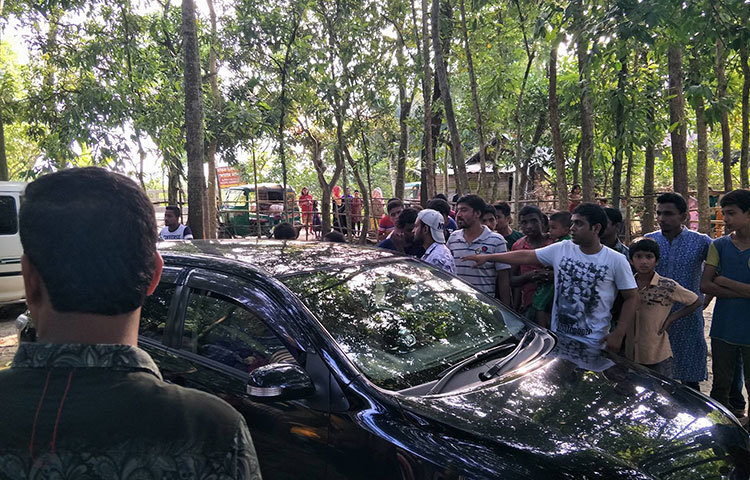 মোশাররফ-জুঁই বিবাহবার্ষিকী পালনের জন্য কুমিল্লাতে পৌঁছলে তাদের দেখার জন্য উৎসুক জনতা ভিড় করে। ছবি : মিজানুর রহমান বেলাল