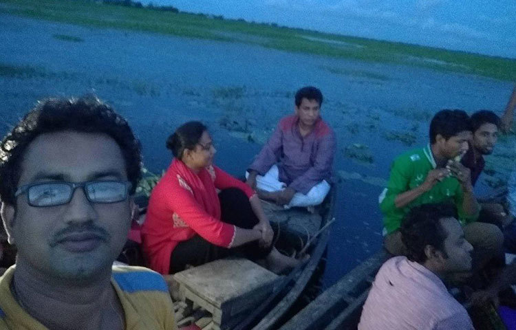 বিশেষ দিনে ভালো লাগা প্রসঙ্গে মোশাররফ করিম বলেন, ‘শত ব্যস্ততার মধ্যে বিবাহবার্ষিকী পালন করলাম সবুজঘেরা কুমিল্লার দেবিদ্বার উপজেলায়। সেইসাথে সারা দিন ঘোরাফেরা, নৌ-ভ্রমণ, গানের আসরসহ নানা আয়োজনে সময়কে খুব উপভোগ করেছি।’ ছবি : মিজানুর রহমান বেলাল