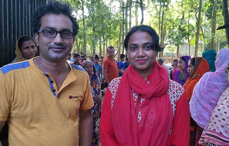 এলাকাবাসীর সঙ্গে জুঁই। নাট্যকর্মী শাহিদুল্লাহ সবুজের আমন্ত্রণে কুমিল্লায় মোশাররফ-জুঁই বিবাহবার্ষিকী উদযাপন করতে গিয়েছিলেন। ছবি : মিজানুর রহমান বেলাল