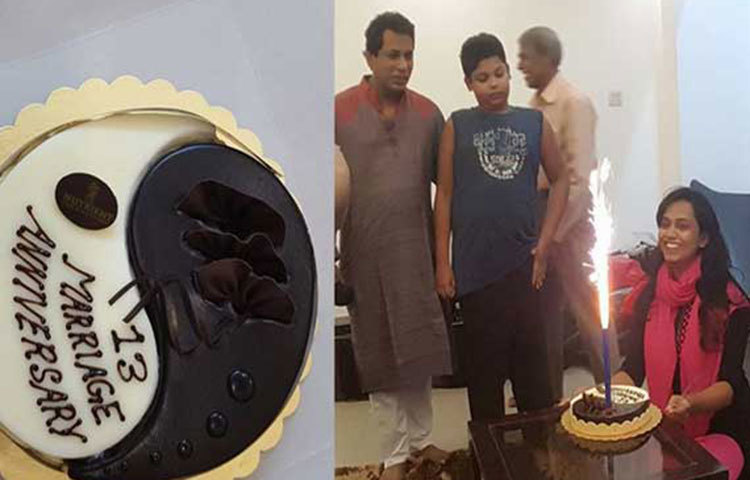 বিবাহবার্ষিকীর কেক কাটার পূর্ব মুহূর্তে মোশাররফ জুঁই ও তাদের একমাত্র ছেলে রায়ান। ছবি : মিজানুর রহমান বেলাল