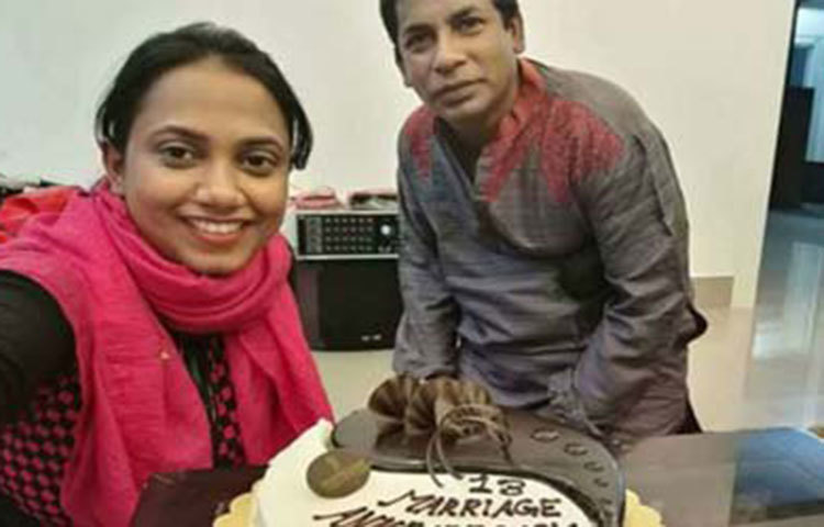 বিবাহবার্ষিকীর মুহূর্ত সেলফিবন্দি করছেন তারকা দম্পতি। ছবি : মিজানুর রহমান বেলাল