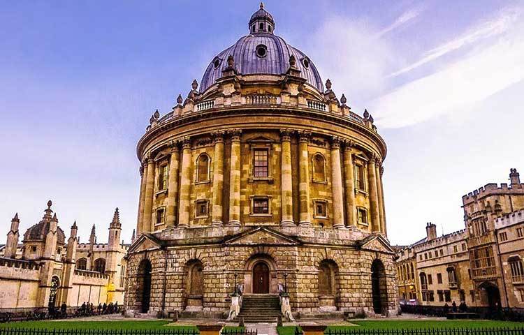 অক্সফোর্ড বিশ্ববিদ্যালয়: ইউনিভার্সিটি অব অক্সফোর্ড পৃথিবীর অন্যতম প্রাচীন বিশ্ববিদ্যালয়। অনেক ঐতিহাসিকের দাবি, ১০৯৬ সালে এ বিশ্ববিদ্যালয়টি প্রতিষ্ঠিত হয়েছে। এর শিক্ষা কার্যক্রম শুরু হয় ১১৬৭ সাল থেকে।