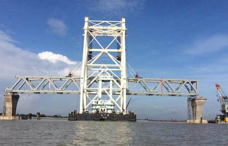 সেতু প্রকল্প সূত্রে জানা যায়, চলতি বছরের আগস্ট পর্যন্ত পদ্মা সেতুর মোট ৪৬.৫ শতাংশ কাজ সম্পন্ন হয়। ৬ দশমিক ১৫ কিলোমিটার দীর্ঘ পদ্মা সেতুতে ৪২টি পিলার থাকবে।