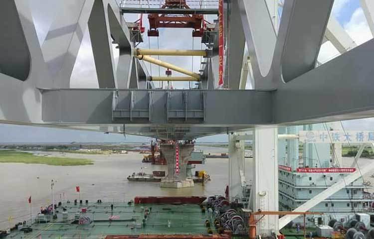 শরীয়তপুরের জাজিরা প্রান্তের ৩৭ ও ৩৮ নম্বর পিলারের কাজ পুরোপুরি সম্পন্ন হওয়ায় এ দুটি পিলারের উপর স্প্যান বসানো হলো।