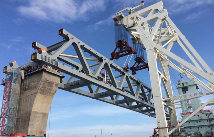 সরকারের প্রতিশ্রুতি অনুযায়ী ৬.১৫ কিলোমিটার দীর্ঘ পদ্মা সেতু ২০১৮ সালের শেষ নাগাদ জনসাধারণের জন্য খুলে দেয়া হবে বলে আশা করছেন সংশ্লিষ্টরা।