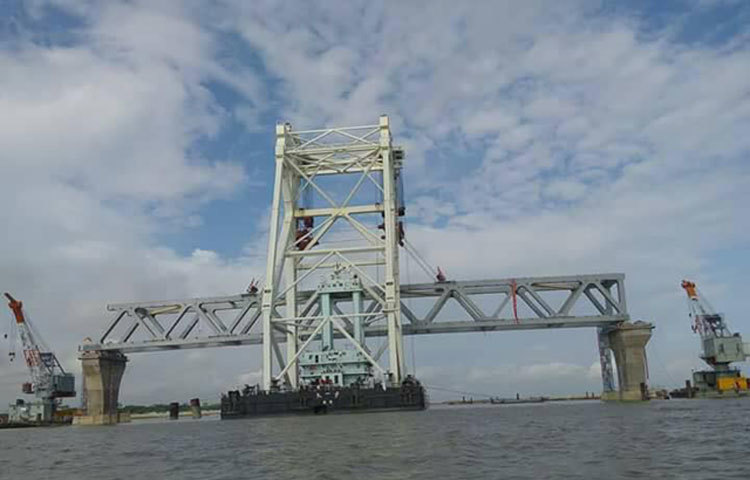 শনিবার সকাল ৯টার দিকে প্রথম এ স্প্যান বসানোর বিষয়টি নিশ্চিত করেছেন বহুমুখী পদ্মা সেতুর প্রকল্প পরিচালক মো. শফিকুল ইসলাম।