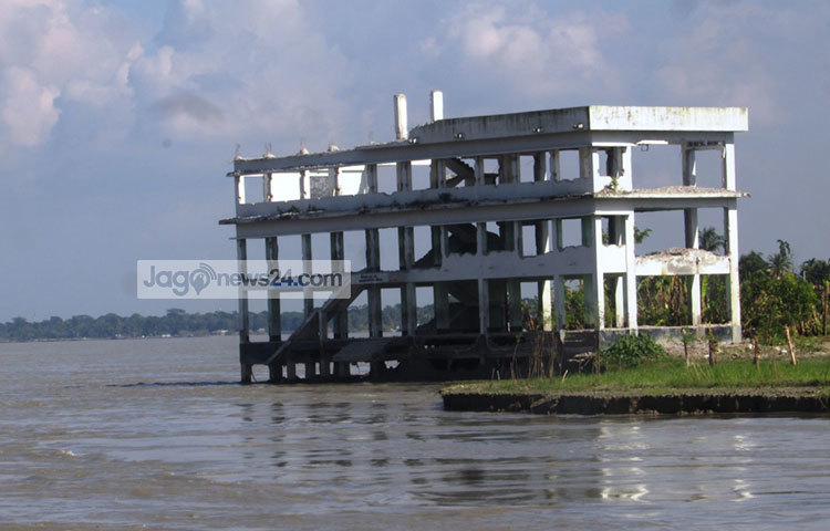 ক্রমাগত ভাঙনে আবাদি জমি, বসত-ভিটার পাশাপাশি ২০১৬-২০১৭ দুই বছরে প্রায় ১২টি শিক্ষাপ্রতিষ্ঠান নদী গর্বে বিলীন হয়েছে। ছবি : মো. ছগির হোসেন