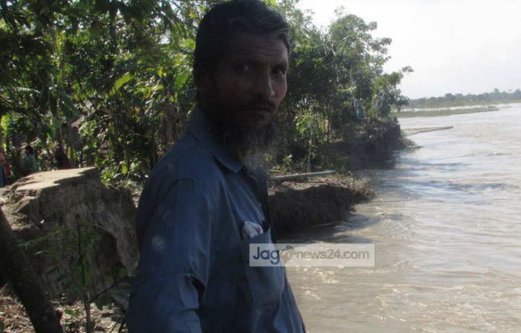 চোখের সামনেই পদ্মা ভেঙে বিলীন হয়ে যাচ্ছে। পদ্মার তীরের এই মানুষটি দেখছে চিরপরিচিত দৃশ্য জলরাশিতে পরিণত হয়ে যাচ্ছে। ছবি : মো. ছগির হোসেন