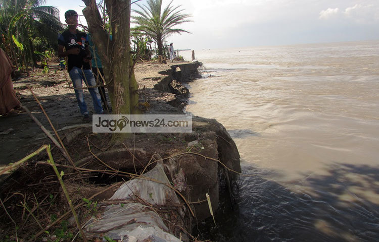 পদ্মার এই ভাঙন রোধে ব্যবস্থা না নিলে আরও অনেক জনপথ মানচিত্র থেকে হারিয়ে যাবে। পাশাপাশি মানবিক বিপর্যয়ে পড়বে বহু মানুষ। ছবি : মো. ছগির হোসেন