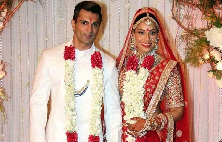 গত বছরই কর্ণ সিংহ গ্রোভারের সঙ্গে জমকালো বিয়ে হয় বিপাশা বসুর। ডিজাইনার সব্যসাচীর তৈরি বাঙালি কনে বিপাশার শাড়ির রং ছিল লাল। বিপাশা ভারী কুন্দন জুয়েলারির পরেছিলেন বিয়ের দিন।