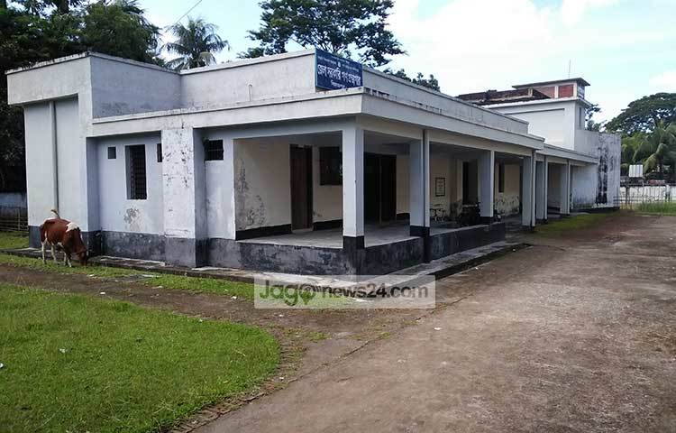 এ গ্রন্থাগারে রয়েছে ২৩ হাজার ৮০০ বই। তবে এখন আর আগের মত পাঠক উপস্থিতি নেই। ছবি : হাসান মামুন