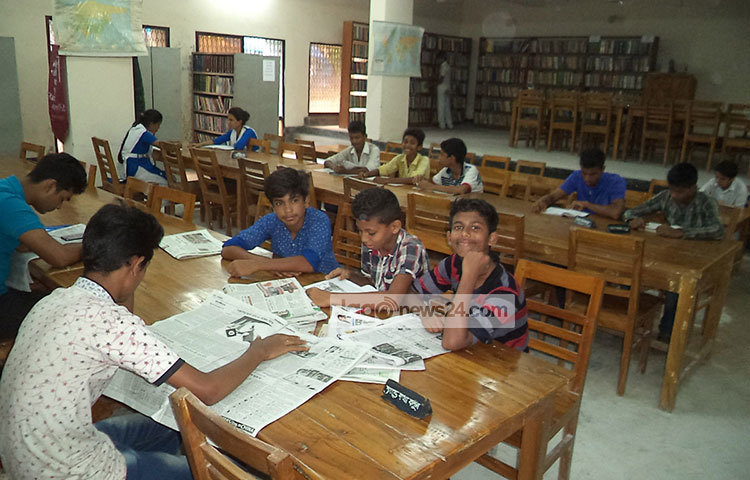 শিশু-কিশোররা দৈনিক পত্রিকা পড়ছে। গণগ্রন্থাগারের জুনিয়র সহকারি লাইব্রেরিয়ান নাজমুর নাহার জানান, পাঠকদের জন্য প্রতিদিন ১৩টি জাতীয় দৈনিক পত্রিকা রাখা হয়। ছবি : হাসান মামুন