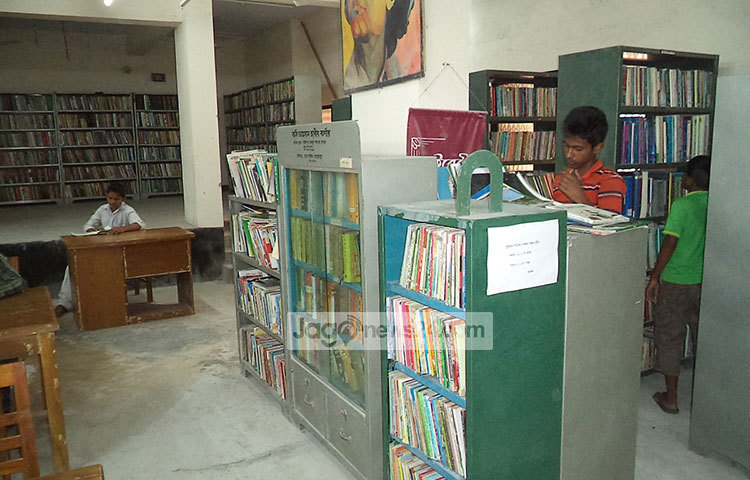 পিরোজপুরে জন্ম নেয়া কবি আহসান হাবীরের নামে এ গ্রন্থাগারে একটি কক্ষ রয়েছে। ছবি : হাসান মামুন