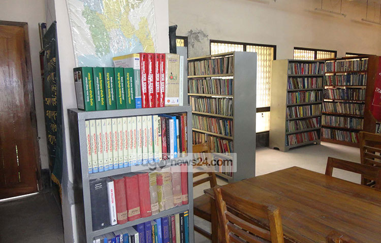 গ্রন্থাগারের বইয়ের মধ্যে রয়েছে মুক্তিযুদ্ধ বিষয়ক বই, উপন্যাস, কবিতা, ইসলামিক, অভিধানসহ ইংরেজি ভাষায় লেখা বই। ছবি : হাসান মামুন